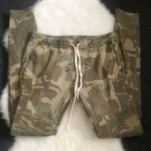 Pacsun Men's Camo Skinny zip leg Jogger Sz Small